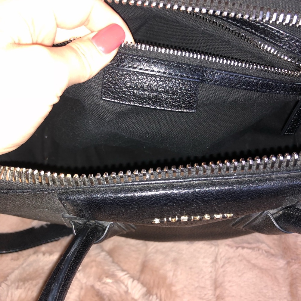 Medium Antigona' Sugar Leather Satchel
GIVENCHY - Picture 8 of 8